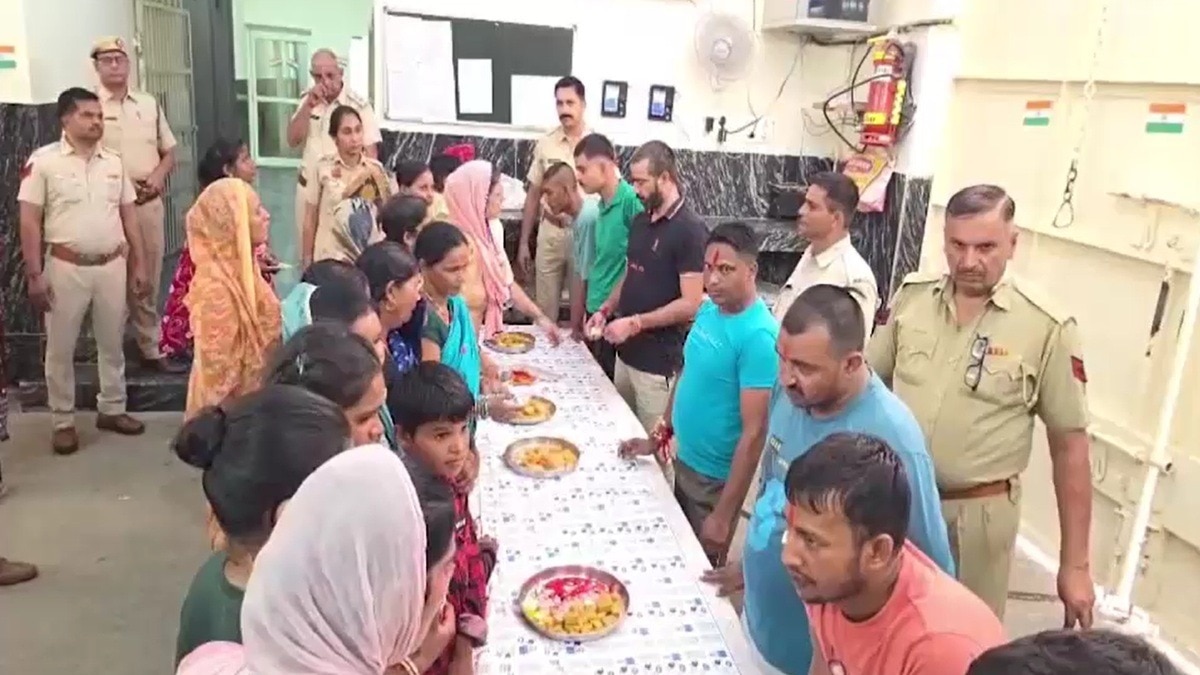 जेल में बंद भाइयों की कलाई पर बहनों ने बांधी राखी. (Photo: Screengrab)