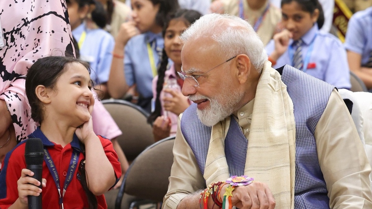 पीएम मोदी ने जेन-अल्फा छात्रों के साथ रक्षाबंधन मनाया. (फोटो-X/@narendramodi)