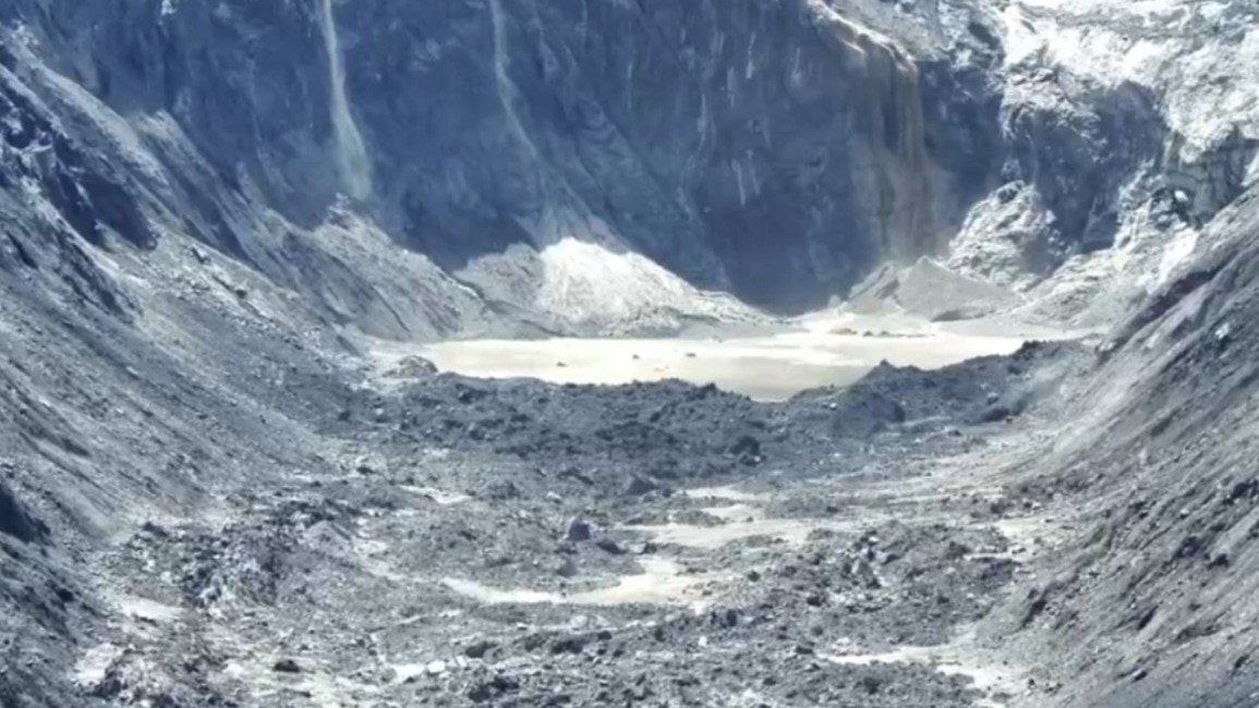 चीन में ग्लेशियर टूटने से बनी झील ओवरफ्लो हो गई है, जिससे सीमा से सटे नेपाल पर संकट गहराया है. (Photo-X)