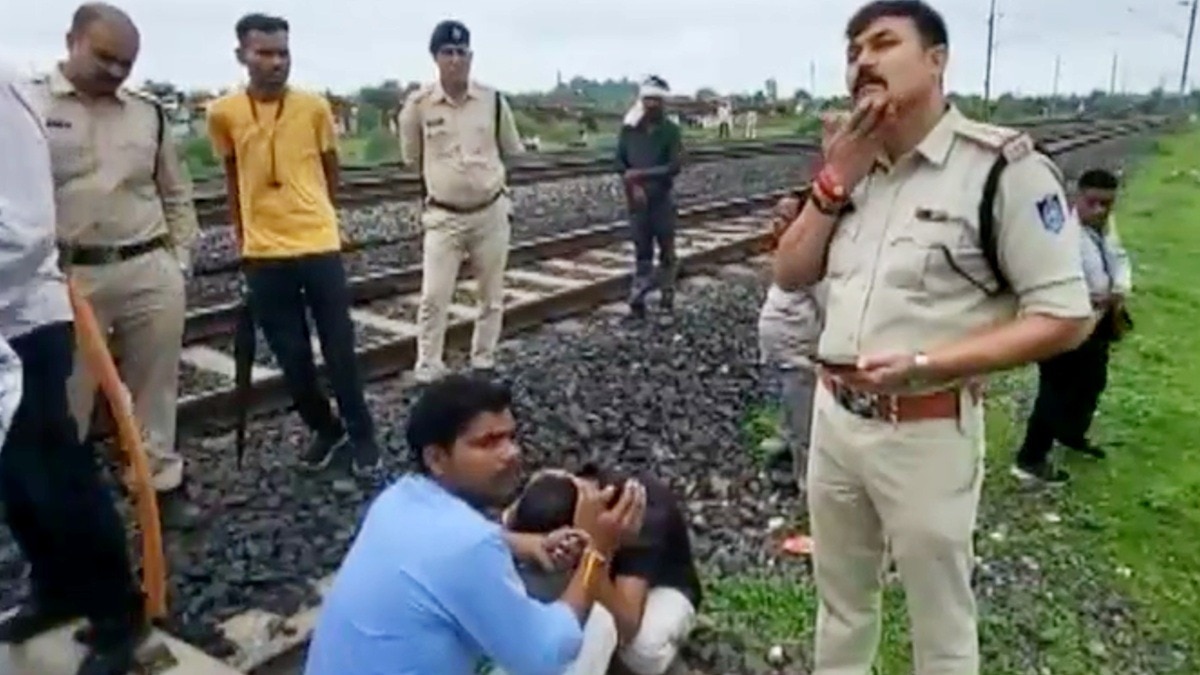 एक ही परिवार के तीन लोगों ने ट्रेन से कटकर की आत्महत्या.(Photo:Screengrab)