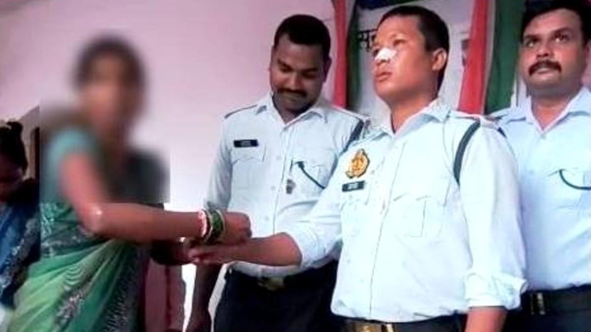 महिला ने ट्रैफिक जवान को माना भाई, बांध दी राखी.(Photo:ITG)