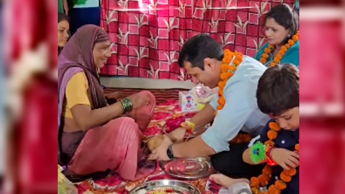 कलेक्टर और उनका बेटा राखी बंधवाते हुए.(Photo:ITG)