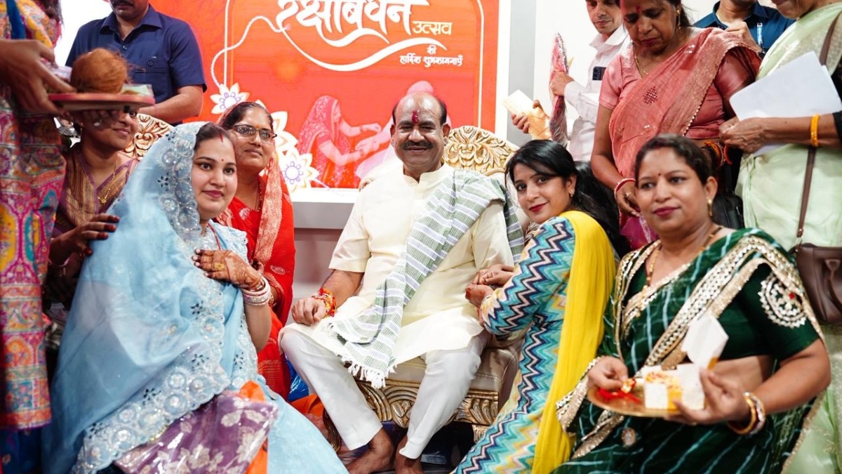 राखी बंधवाते लोकसभा अध्यक्ष ओम बिरला. (Photo: ITG)