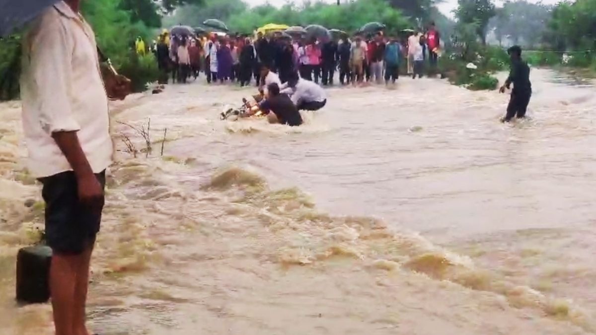 पुलिया से गुजरा तो पानी के तेज बहाव में बह गया युवक. (Photo: Screengrab)