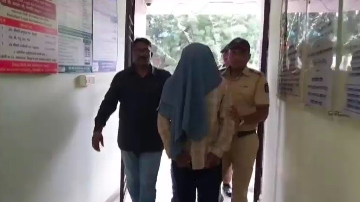 फर्जी डिग्री मामले में आरोपी को गिरफ्तार कर ले जाती पुलिस. (Photo: Screengrabs)