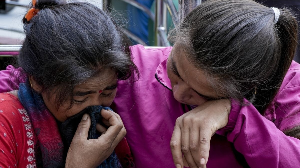 नेपाल में अपनों को ढूंढ रही गमगीन आखें (Photo: PTI)