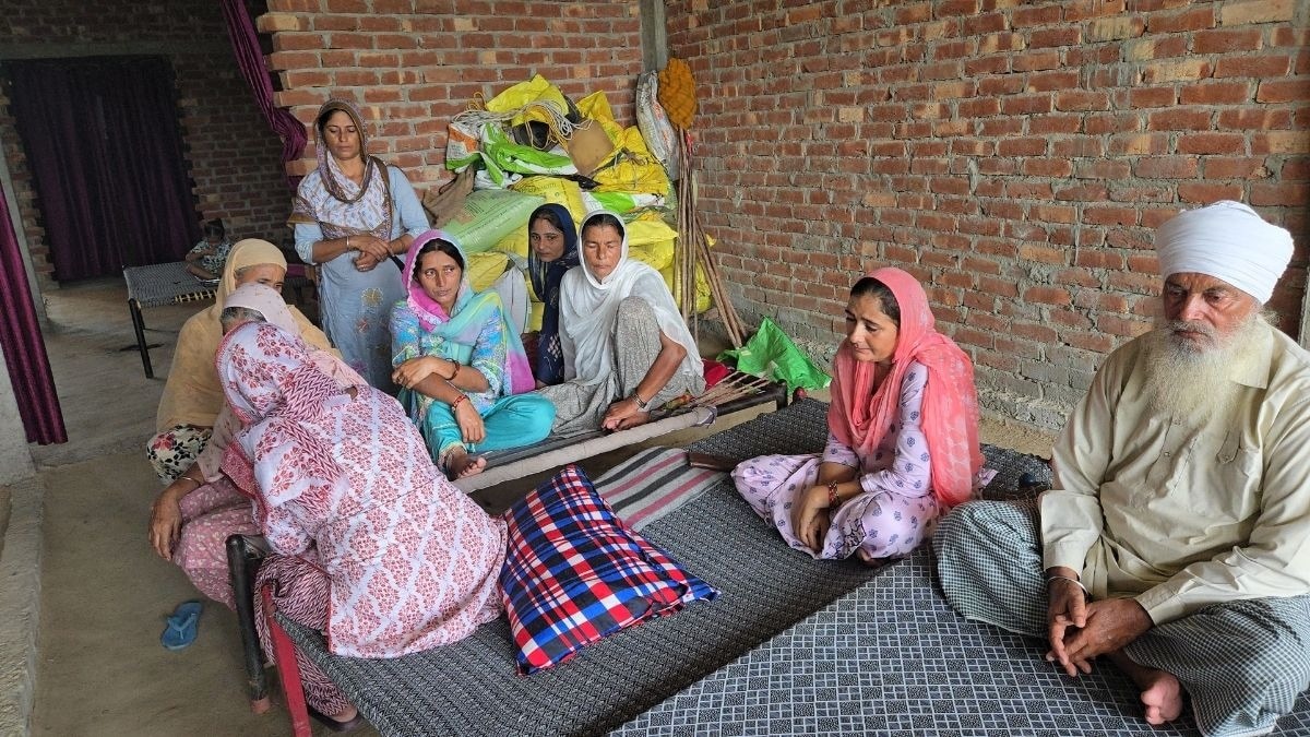 उम्मीद और डर के साथ इंतजार में जी रहे परिजन. (Photo: ITG)