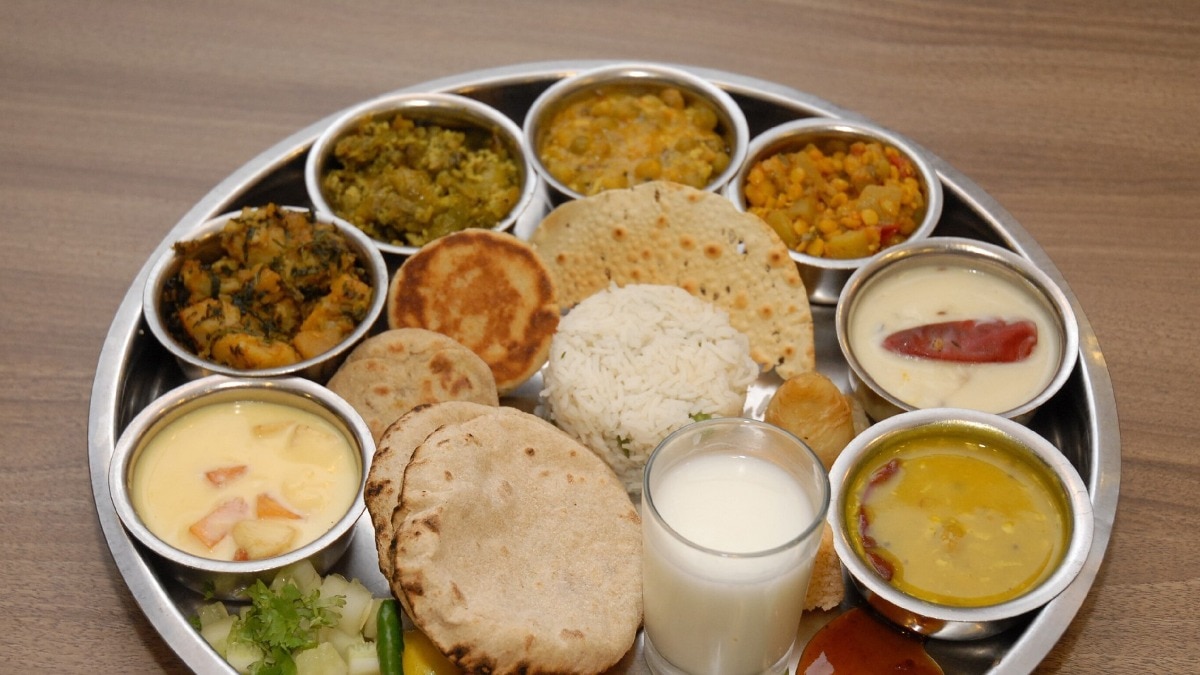 र में खाना खाते समय वास्तु के कुछ नियमों का ध्यान रखना जरूरी माना जाता है