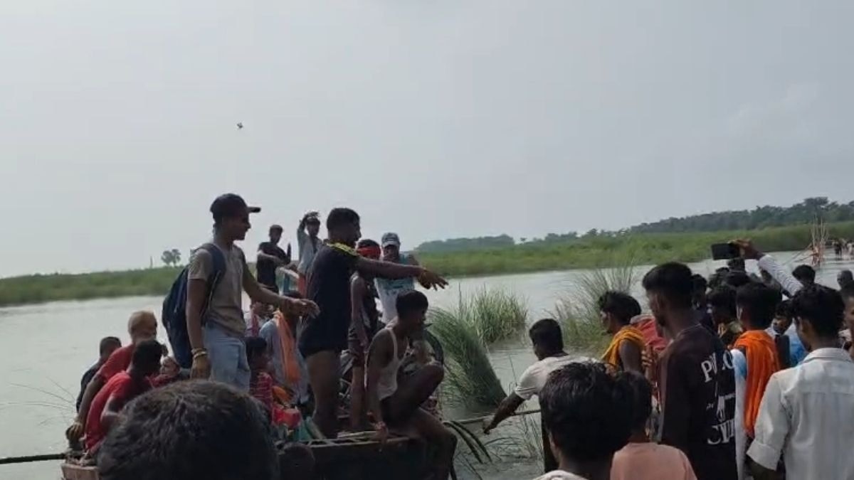 बाढ़ में वीडियो बना रही थीं महिलाएं, अचानक बहने लगीं... लोग समझे तैर रही हैं, चीख सुनी तो फिर नदी में कूद पड़े