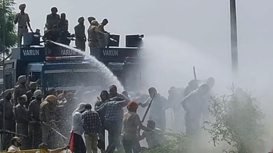 चंडीगढ़ पुलिस ने 7 अगस्त को प्रदर्शनकारियों पर वॉटर कैनन का इस्तेमाल किया था.(File Photo: PTI)