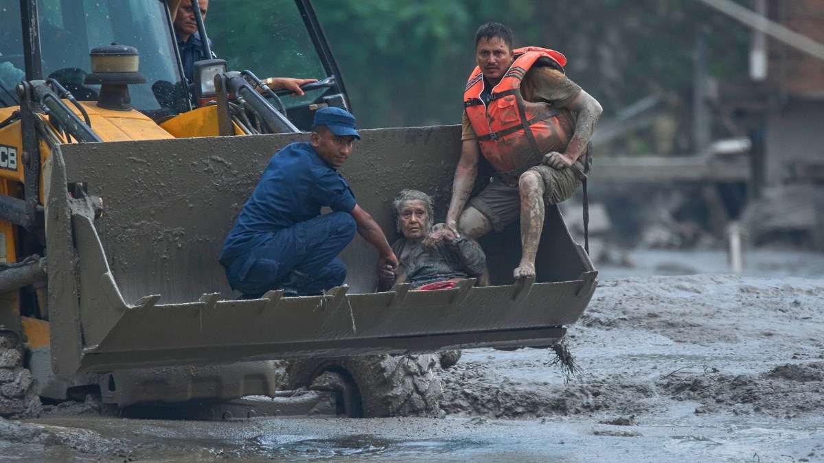 मलबे में 4 घंटे फंसी रहीं 97 वर्षीय महिला का किया गया रेस्क्यू (Photo: AP)