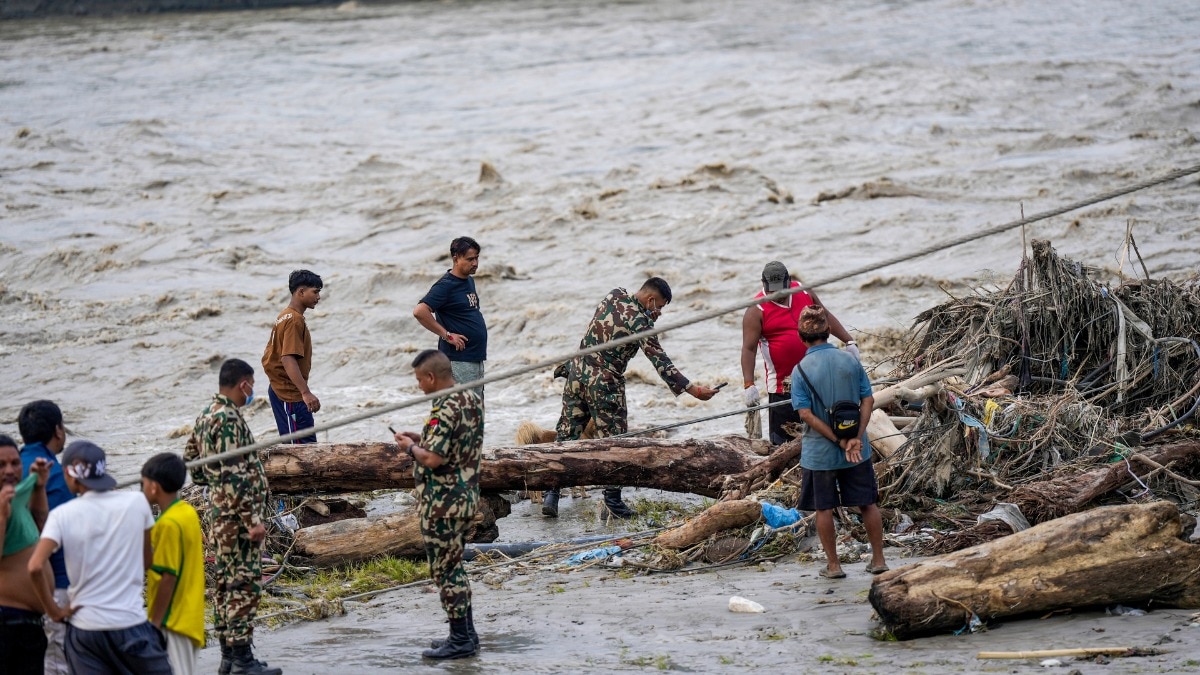 नेपाल: बाढ़ में बहकर आए बैंक के सेफ पर डाका, तिजोरी तोड़कर निकाले ₹92 लाख... पुलिस ने 29 लोगों को किया गिरफ्तार