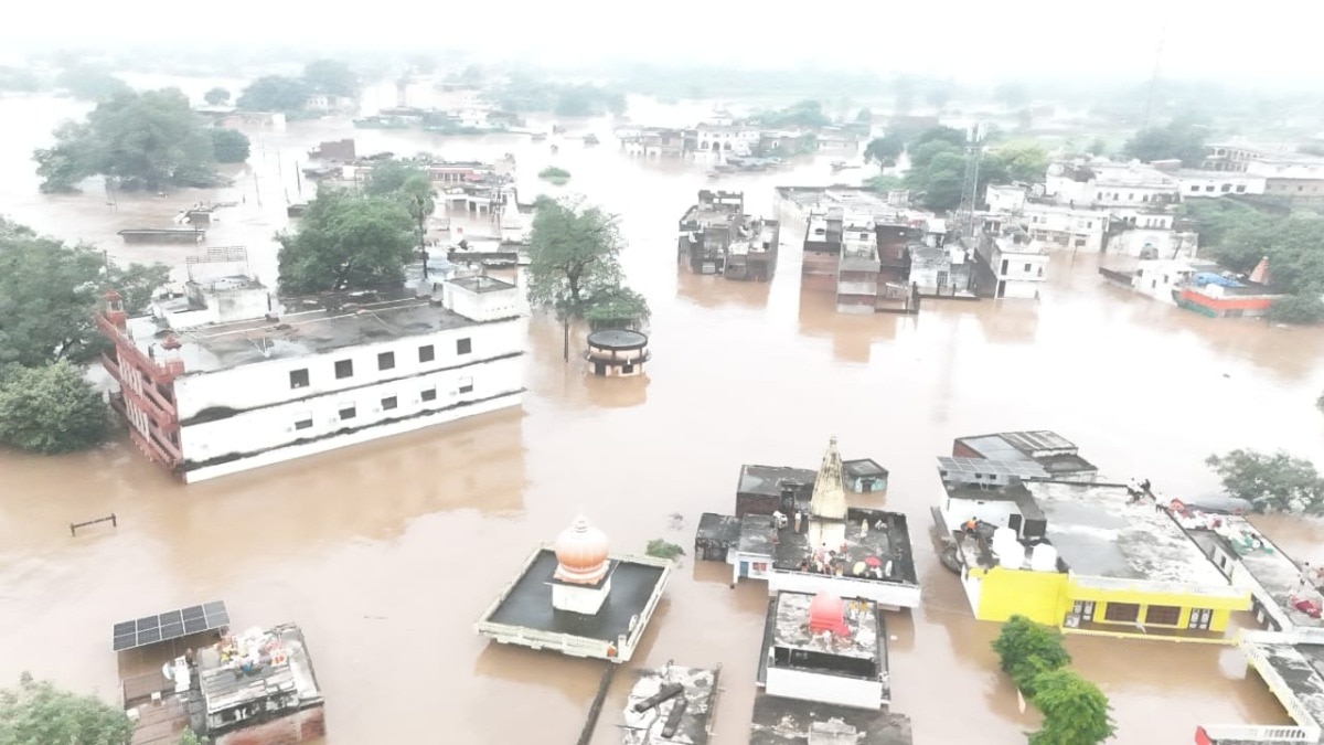 छतों पर फंसे लोगों का हेलीकॉप्टर से किया जा रहा है रेस्क्यू.(Photo: Akhilesh Kumar Sonekar/ITG)