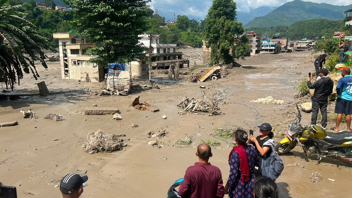 भारतीय मूल के कपल ने बस से छलांग लगाई और करीब 500 सीढ़ियां चढ़कर जान बचाई (Photo: AFP)