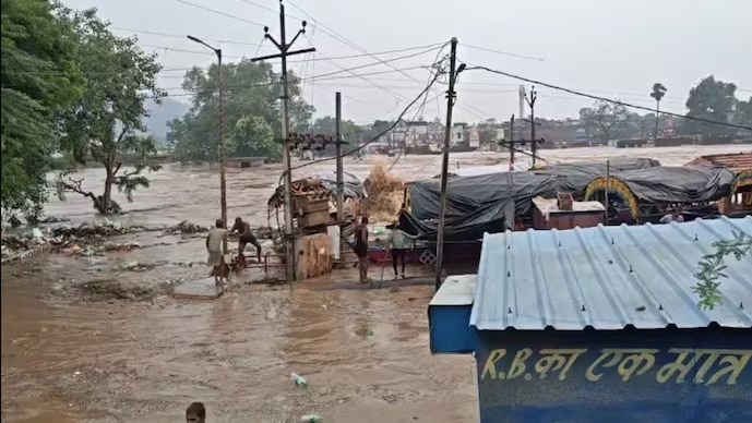 चित्रकूट में मंदाकिनी नदी ने तोड़ा 23 साल का रिकॉर्ड, रामघाट से लेकर मंदिर-मठ डूबे, बहा पुल, सड़कों पर चलीं नावें