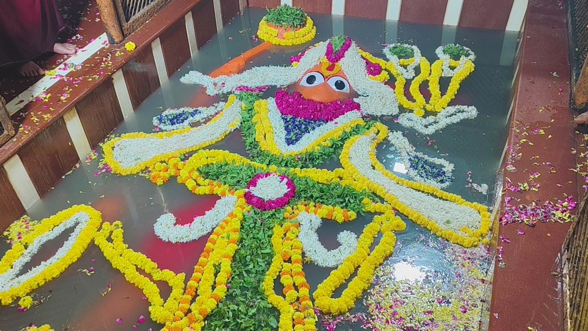 लेटे हनुमान मंदिर के गर्भगृह में घुसा मां गंगा का पानी. (Photo: ITG)