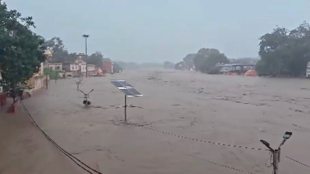 बाढ़ के चलते निचले इलाके जलमग्न हो गए हैं. (Photo: Screengrabs)