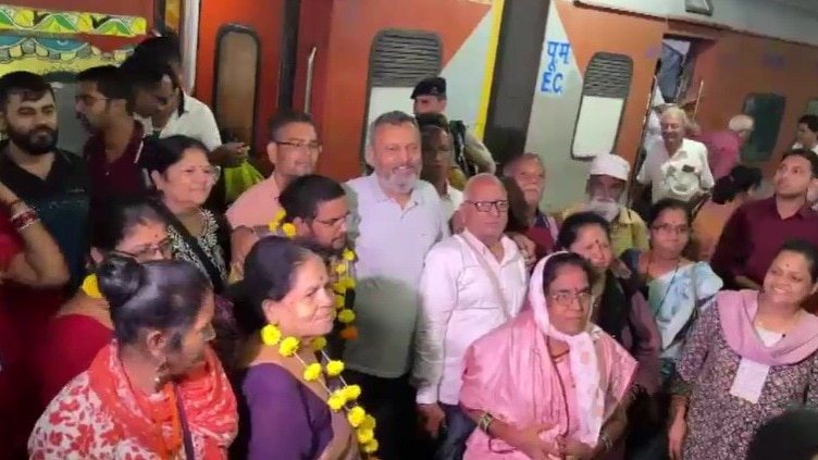 नेपाल में फंसे 105 नागरिक भारत लौटे