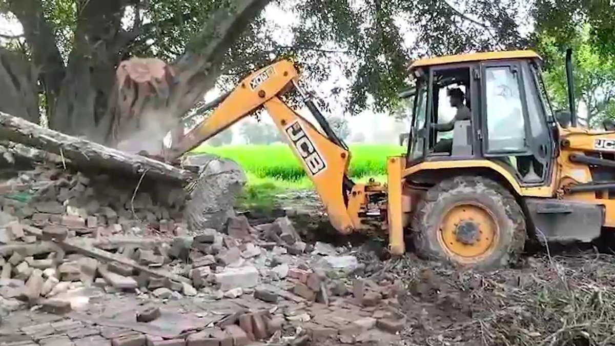 बुलडोजर कार्रवाई के दौरान मौजूद थी प्रशासन की टीम. (Photo: Screengrabs)