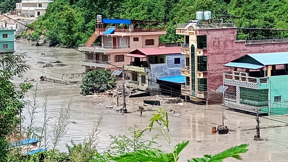 भोटेकोशी नदी का जलस्तर बढ़ने के बाद तटवर्ती इलाकों में अलर्ट. (Reuters photo)
