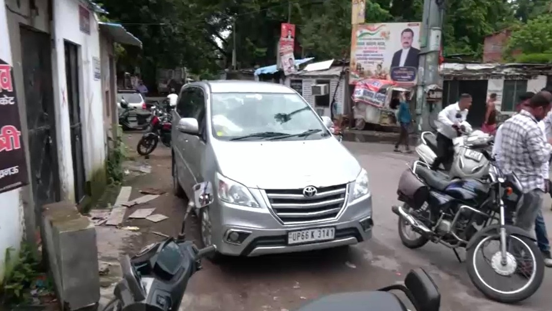 नगर निगम की नोटिस के बाद छुट्टी वाले दिन भी पहुंचे हैं वकील. (Photo: Screengrabs)