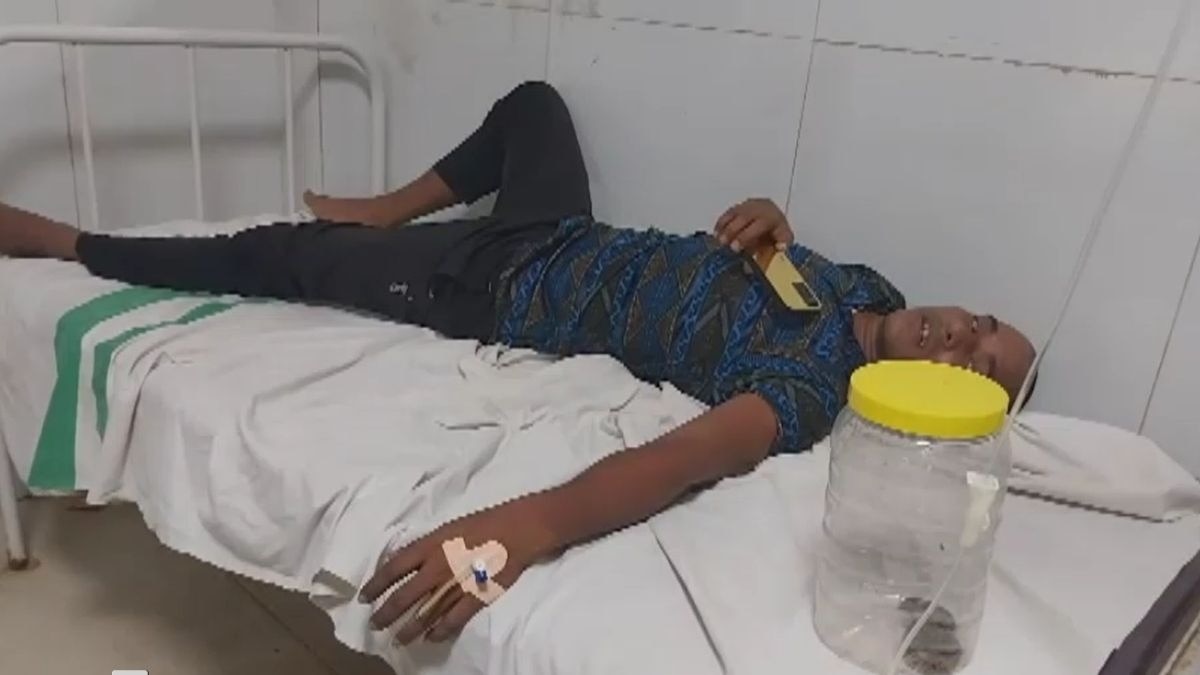 सांप को कंटेनर में बंद कर पहुंचा था अस्पताल. (Photo: ITG)