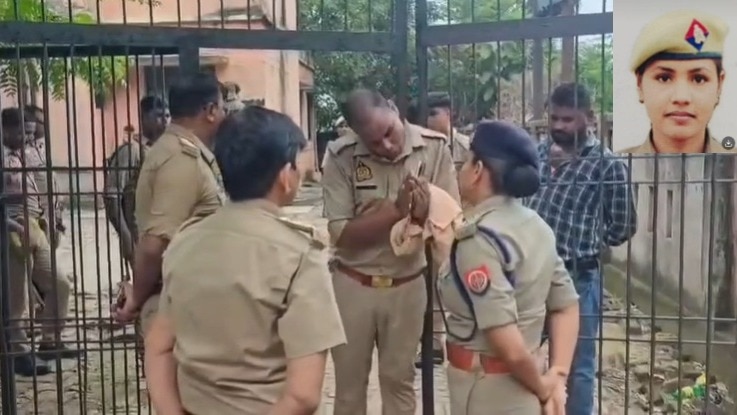 पीड़ित सिपाही ने बस्ती में पुलिस अधिकारी के सामने जोड़े हाथ (Photo- Screengrab)