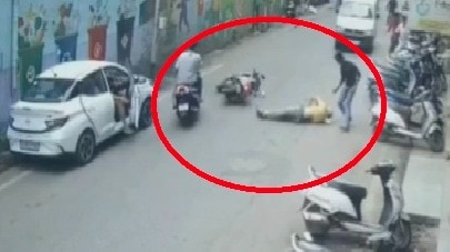 VIDEO: खड़ी थी कार, तभी महिला ने खोल दिया गेट... टकराने से स्कूटी सवार की दर्दनाक मौत