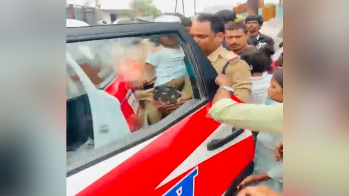 घायल बच्ची को इलाज के लिए पहुंचाया अस्पताल. (Photo: Screengrab)