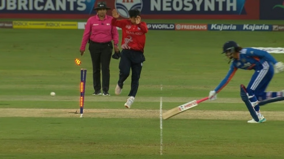 मंधाना अजीब तरीके से हुईं रन आउट का शिकार. (PHOTO: SCREENSHOT SONYLIV )