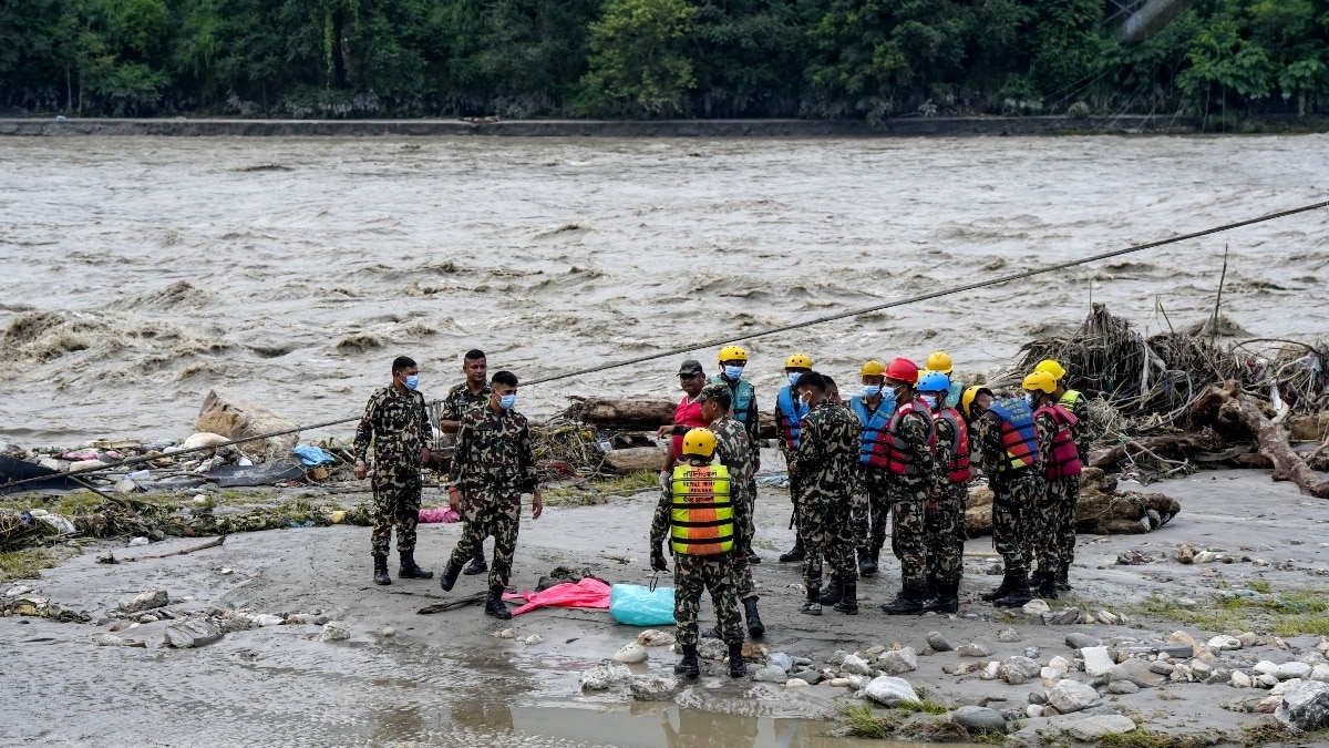 नेपाल बाढ़ के चलते करीब 2500 लोग अब भी लापता हैं.(File Photo:PTI)