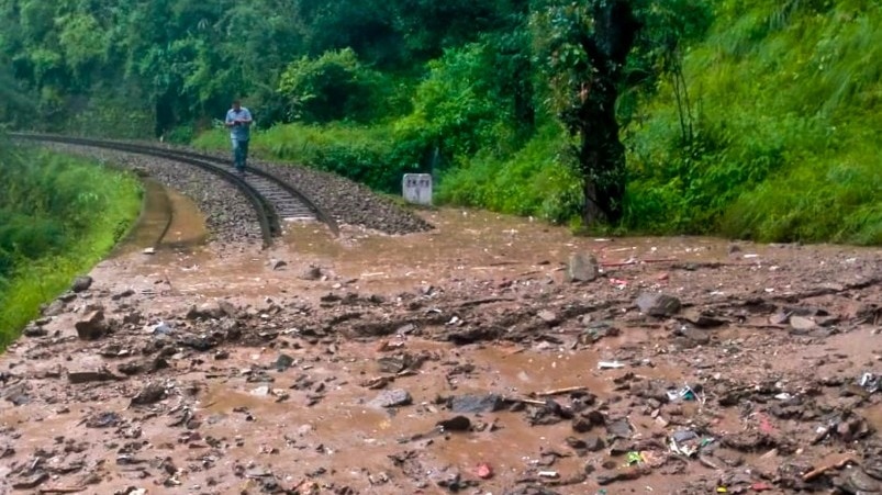 कालका शिमला रेलवे खंड पर तारादेवी के पास भी रेलवे ट्रैक मलबे में दब गया