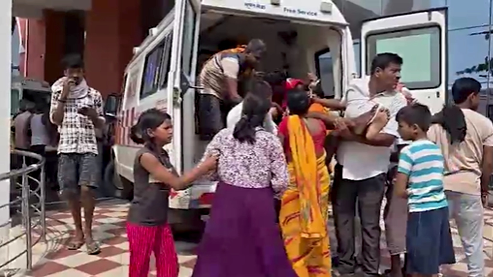  ग्रामीणों ने लगाया जहरीली शराब का आरोप.(Photo: Screengrab)