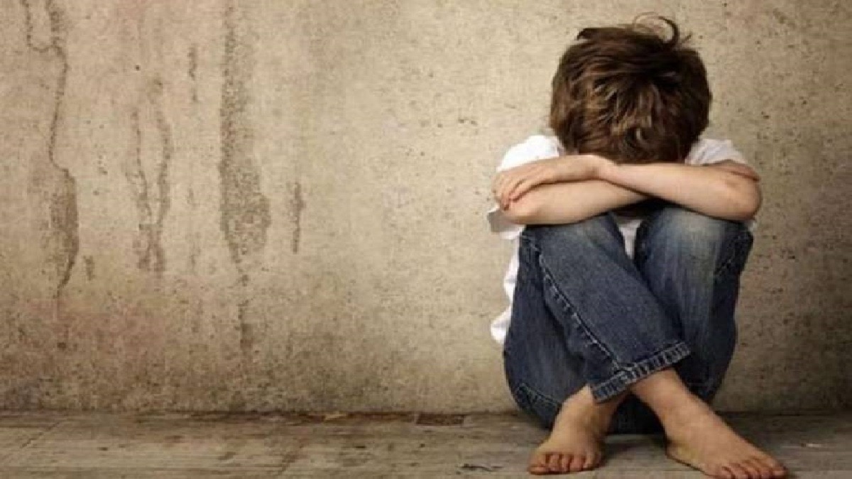कुर्सी से बांधा, कान खींचे और मारी लात... प्ले स्कूल में साढ़े 3 साल के मासूम से हैवानियत! वारदात CCTV में कैद
