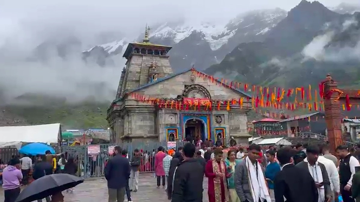 खराब मौसम के बावजूद भी केदारनाथ में उमड़ी श्रद्धालुओं की भीड़. (Photo: Screengrabs)