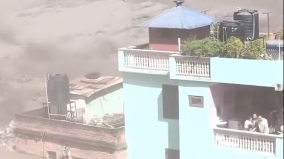नेपाल की भयानक बाढ़ में क्यों नहीं बहा ये घर? 