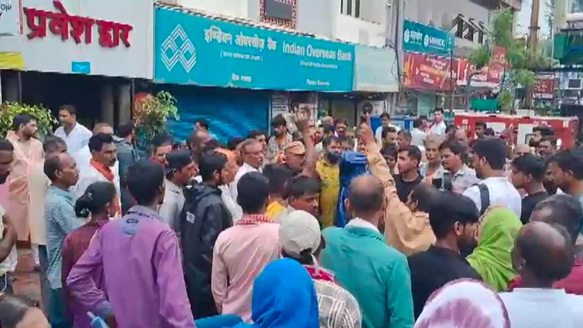 मरीज की मौत के बाद हॉस्पिटल के बाहर हंगामा करते परिजन. (photo: Screengrabs)