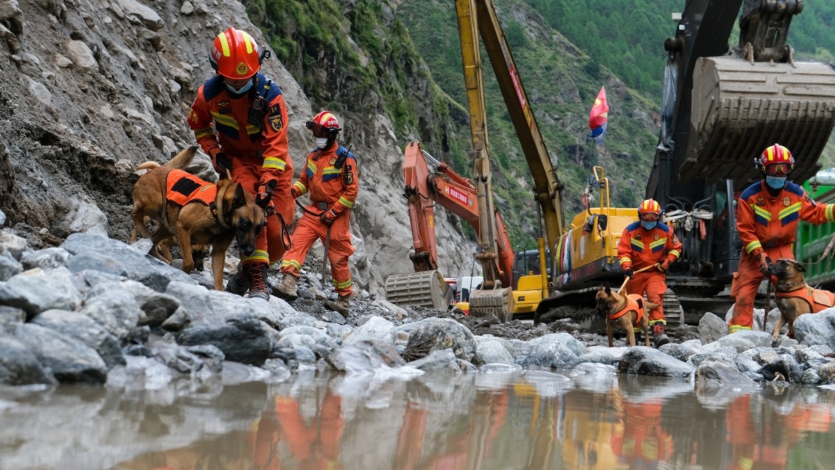 तिब्बत के गिरोंग पोर्ट पर रेस्क्यू ऑपरेशन में जुटे चाइनीज वर्कर (Photo: AFP)