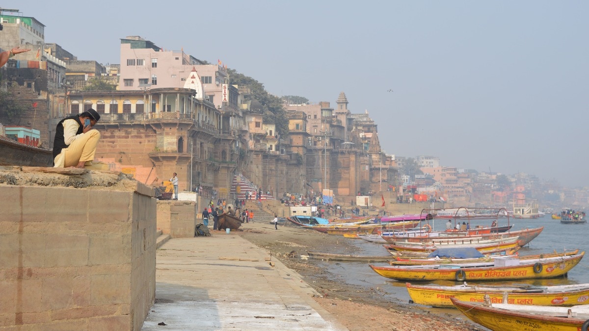 बनारस में गंगा घाटों की हर साल बारिश के बाद क्यों होती है सफाई?