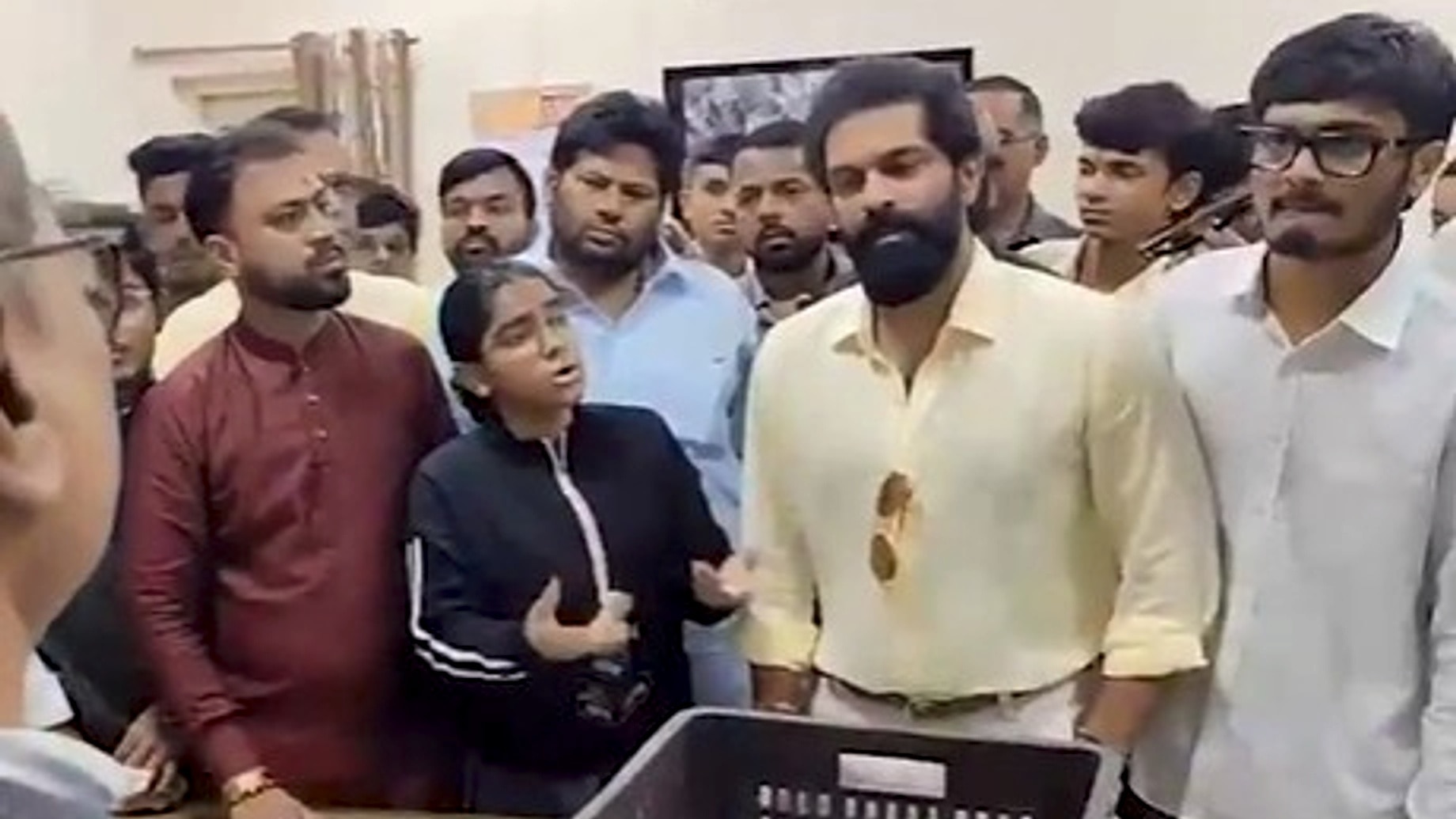 राज ठाकरे के बेटे ने पॉलिटेक्निक कॉलेज से पीएम की तस्वीर हटाई है