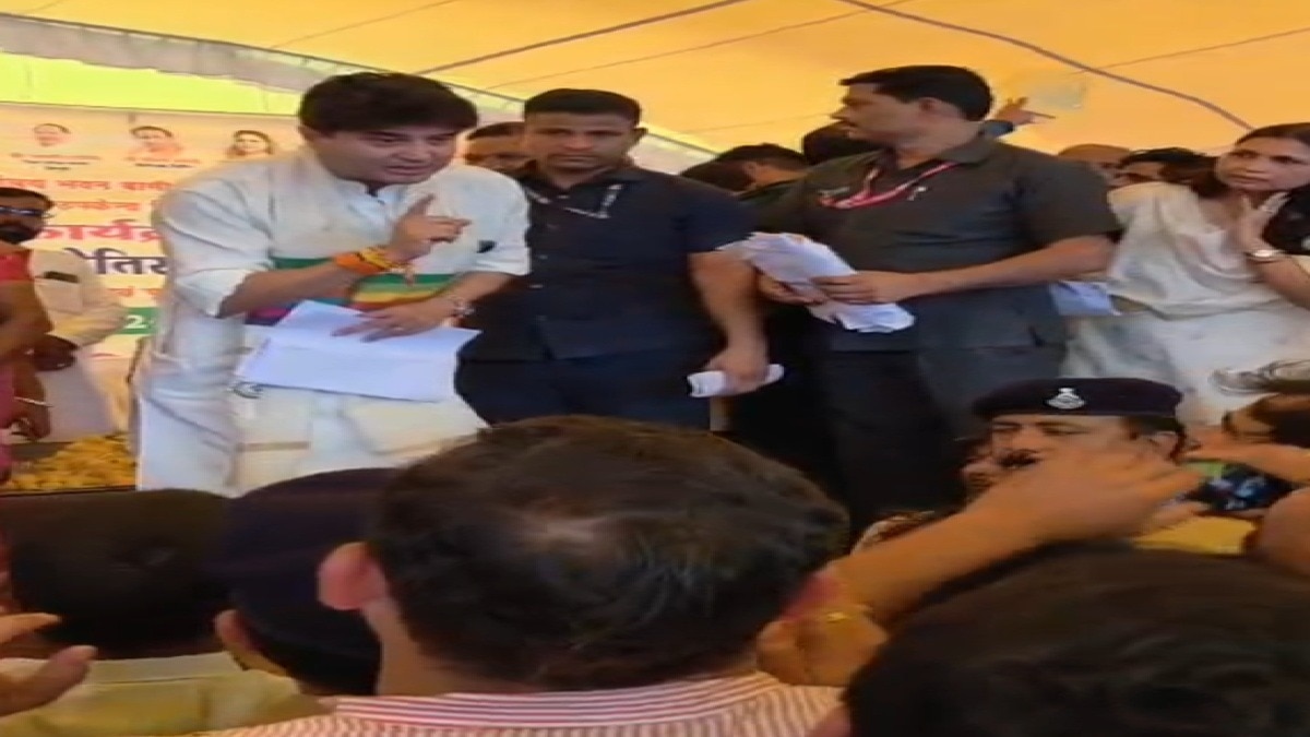 बामोर कला में नेशनल बैंक की मांग. (Photo: Screengrab)