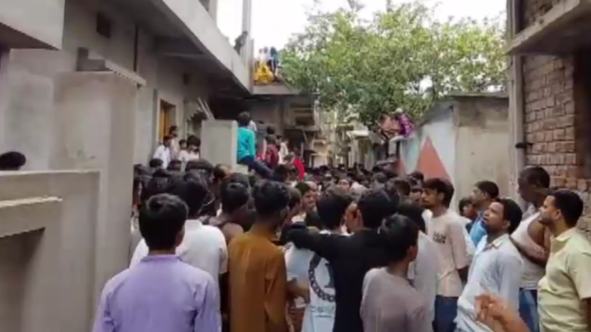 बच्ची का शव मिलने पर इलाके में हड़कंप मच गया (Photo- ITGD)