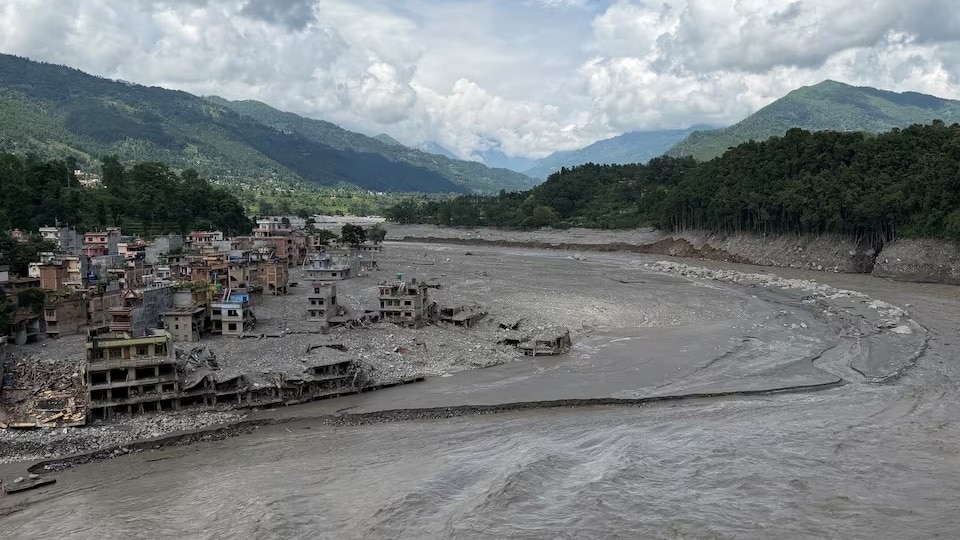 नेपाल में बाढ़ के बीच 14 मिनट की चेतावनी से 900 छात्रों की बची जान. (Photo- Reuters)