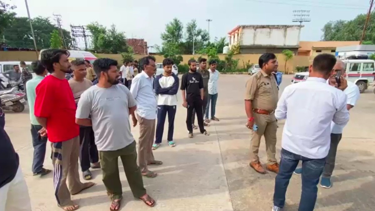 खर्च चलाने के लिए साड़ी की दुकान में भी काम करती थी छात्रा. (Photo: Screengrabs)