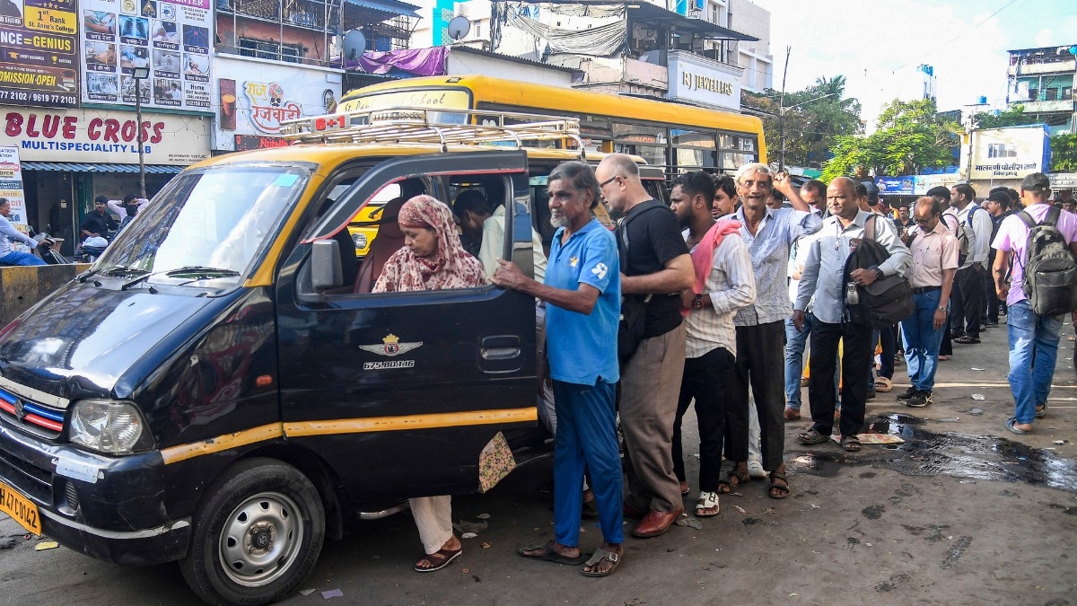  मुंबई में आज से CNG 2 रुपये और घरेलू PNG 1 रुपये महंगी हो गई (Photo: PTI)