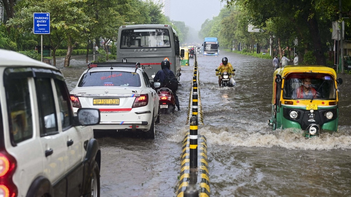 मौसम विभाग ने दिल्ली, यूपी, बिहार, झारखंड समेत करीब 20 राज्यों में भारी से बहुत भारी बारिश का अलर्ट जारी किया. (File Photo: PTI)