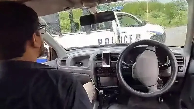 पाकिस्तान में कार ने ड्राइवरलेस कार की टेस्टिंग कर रहा था पत्रकार. (Photo- Screengrab)