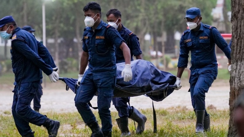 नेपाल में बाढ़ के बाद शवों की तलाश लगातार की जा रही है. (Photo- PTI)