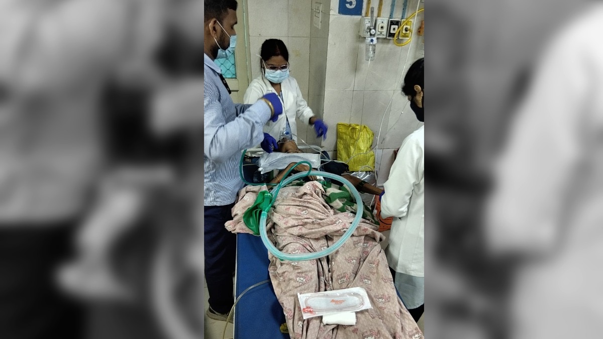 अयोध्या से एक भाई अपनी बीमार बहन को लेकर सीएम योगी के जनता दरबार में पहुंच गया (Photo: ITG)