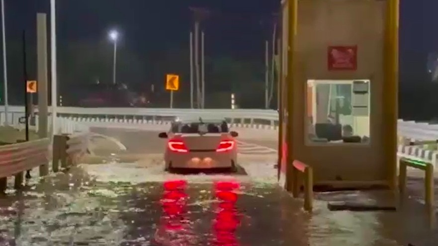 उन्नाव में गंगा एक्सप्रेसवे के टोल प्लाजा पर भरा पानी. (Photo: Screengrabs)